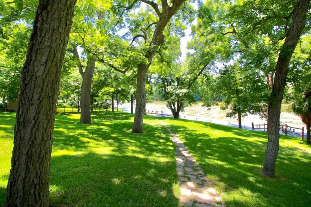 The River Haven - Sleeps 32 - On Guadalupe River Seguin Exterior photo